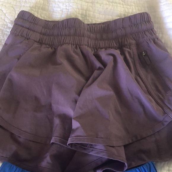 Lulu lemon Sz 4 tracker shorts - Picture 3 of 6